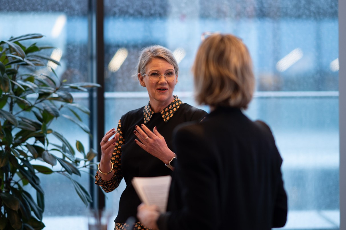 Henriette Lunde snakker med Inga Marte Thorkildsen.
