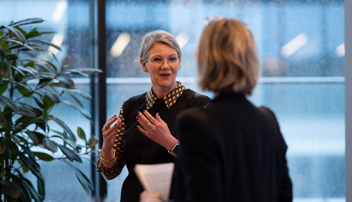 Henriette Lunde snakker med Inga Marte Thorkildsen.