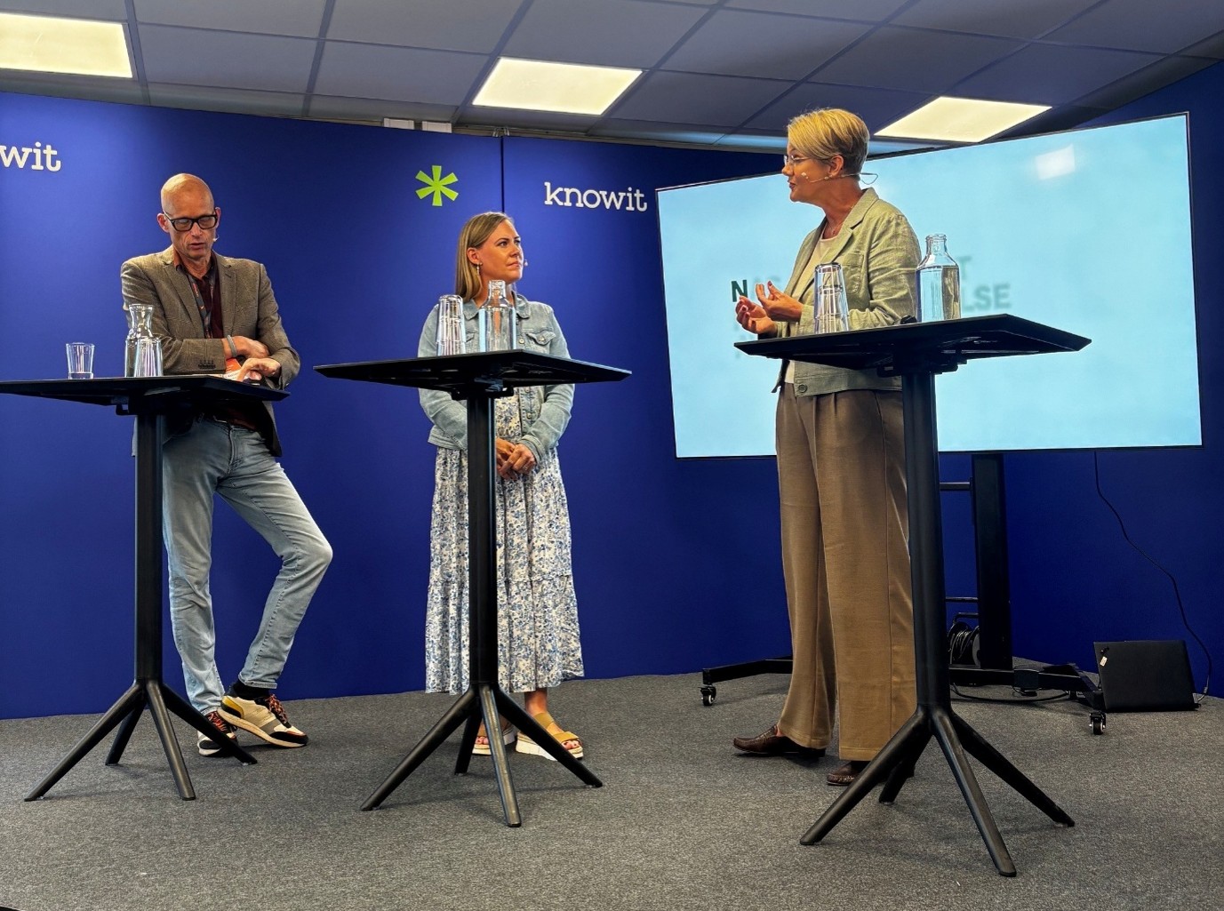 Erik Aasheim, barne- og familieminister Lene Vågslid og NUBA-leder Henriette Lunde snakker sammen.