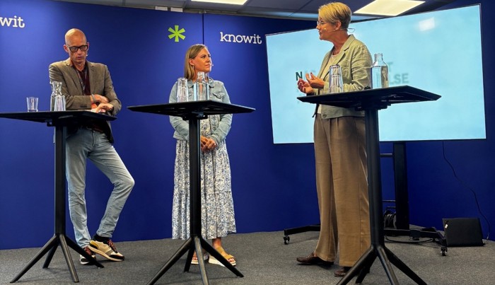Erik Aasheim, barne- og familieminister Lene Vågslid og NUBA-leder Henriette Lunde snakker sammen.