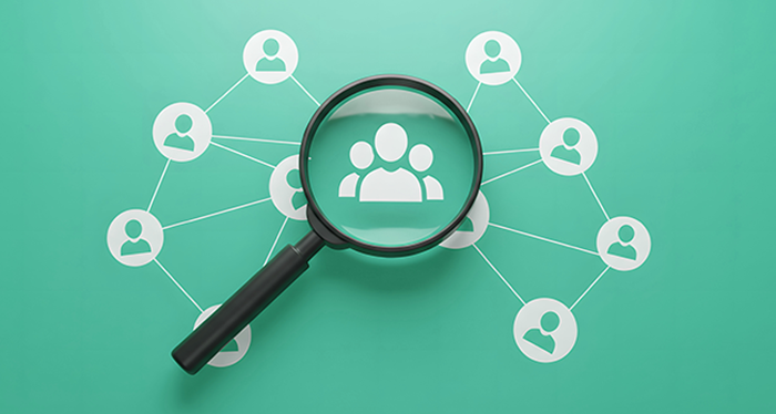 Illustrasjon av nettverk med personer og forstørrelsesglass som viser fokus på individ og kontroll i tjenestesystemet.