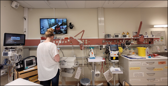 Bilde 3 – bilde tatt ved det stedlige tilsynet, som viser akuttrommet Longyearbyen sykehus med utstyr for videooverføring