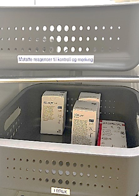 Bilde 1 Oppbevaring av kjølereagens Hammerfest. Bildet viser hyller merket med «Mottatte reagenser til kontroll og merking» og hylle merket med «I bruk».