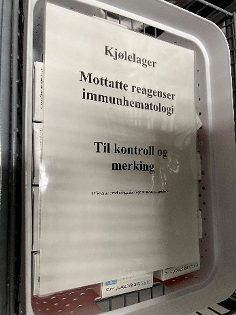 Bilde 2: Oppbevaring av kjølereagens Kirkenes. Bildet viser boks merket med «Til kontroll og merking».